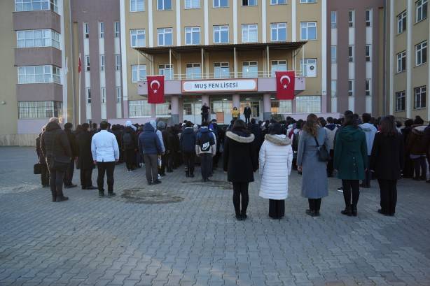 81 ilde 1 dakika hayat durdu. Okullarda şehit için saygı duruşu 10